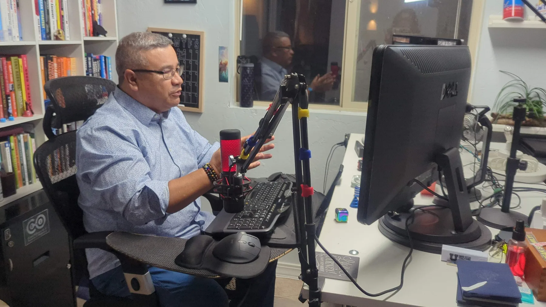 Carlos Orjuela compartiendo ideas en su espacio de podcast